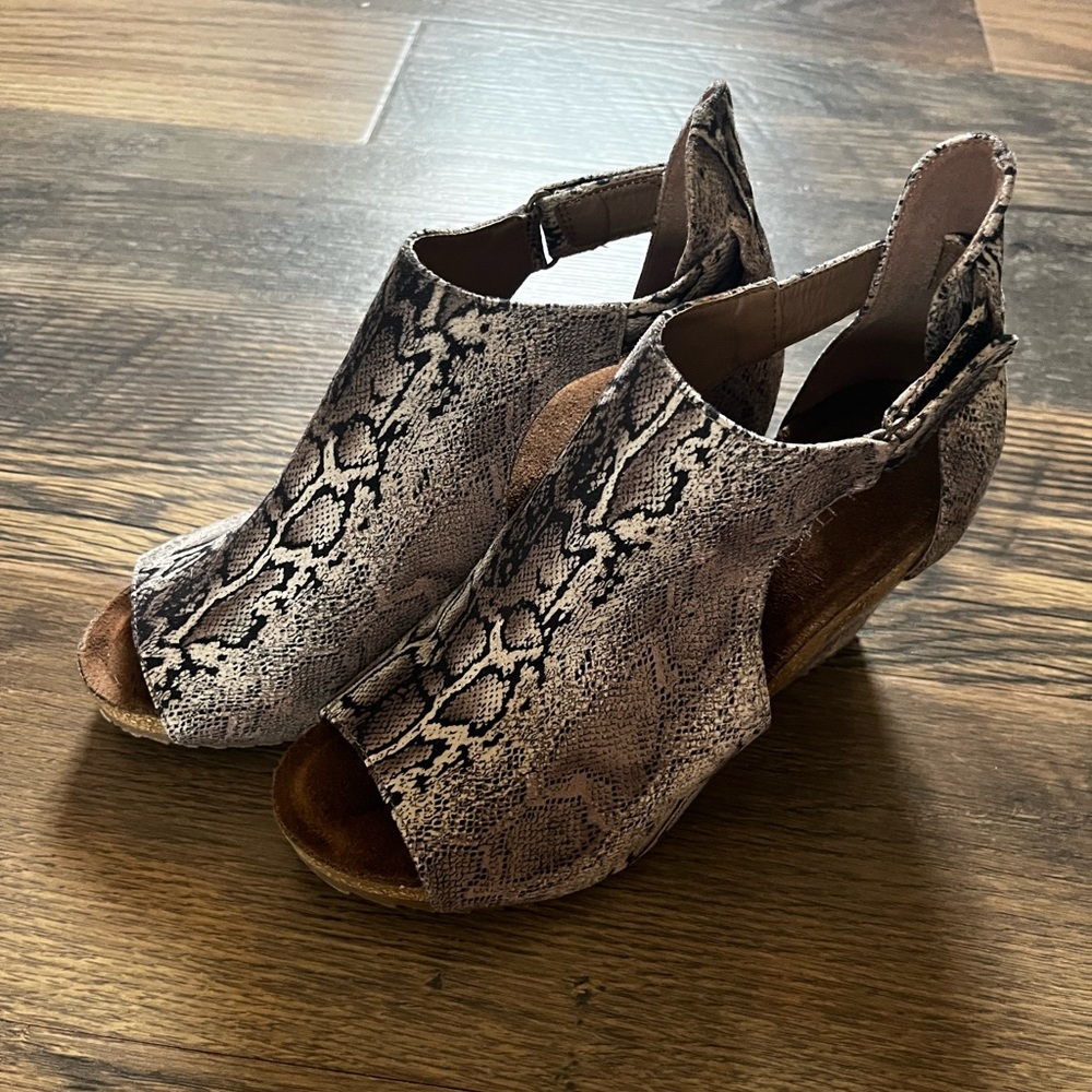 Boutique by Corky’s Snake Skin Print Wedge With a Peep Toe Size 8